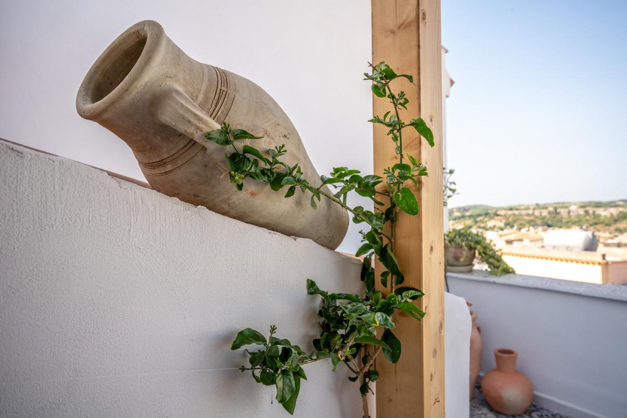 Vico Larzio 6 "Terrazza Sul Vico" Apartment Noto Exterior photo